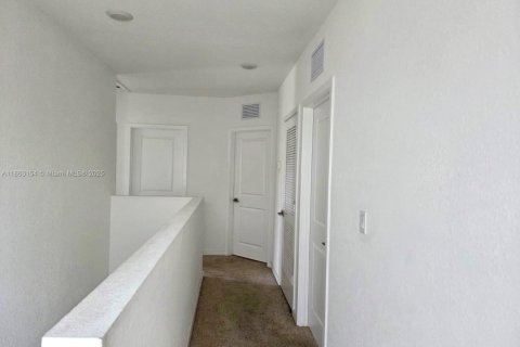 House in Florida City, Florida 4 bedrooms, 197.51 sq.m. № 1890345 - photo 13