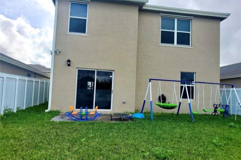 House in Florida City, Florida 4 bedrooms, 197.51 sq.m. № 1890345 - photo 2
