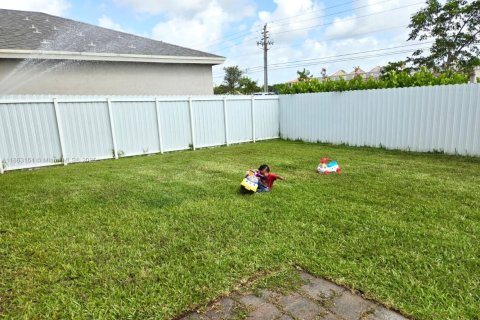 House in Florida City, Florida 4 bedrooms, 197.51 sq.m. № 1890345 - photo 3