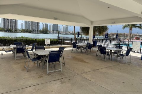 Condo in Aventura, Florida, 2 bedrooms  № 2008610 - photo 20