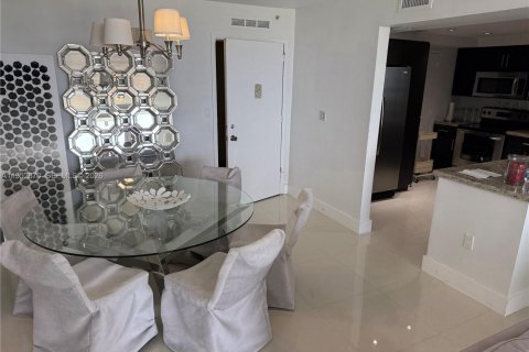 Condo in Aventura, Florida, 2 bedrooms  № 2008610 - photo 3