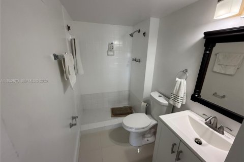 Condo in Aventura, Florida, 2 bedrooms  № 2008610 - photo 16