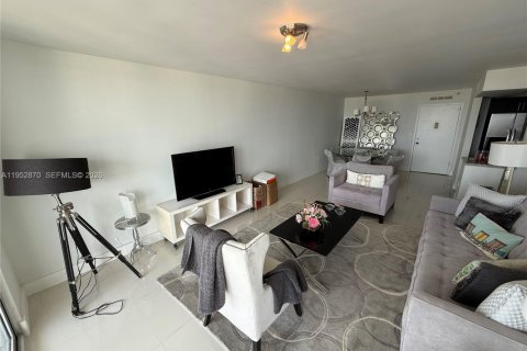 Condo in Aventura, Florida, 2 bedrooms  № 2008610 - photo 7