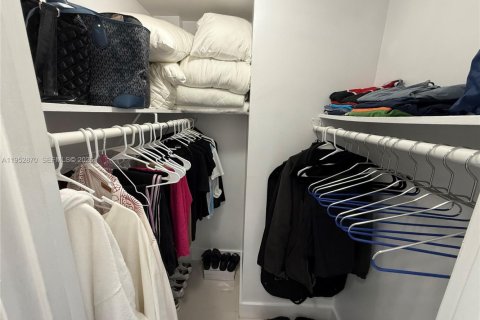 Condo in Aventura, Florida, 2 bedrooms  № 2008610 - photo 13