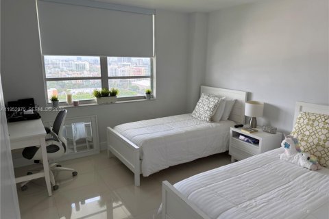 Condo in Aventura, Florida, 2 bedrooms  № 2008610 - photo 15