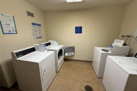 Condo in Aventura, Florida, 2 bedrooms  № 2008610 - photo 24