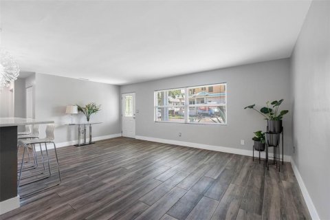 Casa en venta en Saint Petersburg, Florida, 3 dormitorios, 174.19 m2 № 1903528 - foto 4