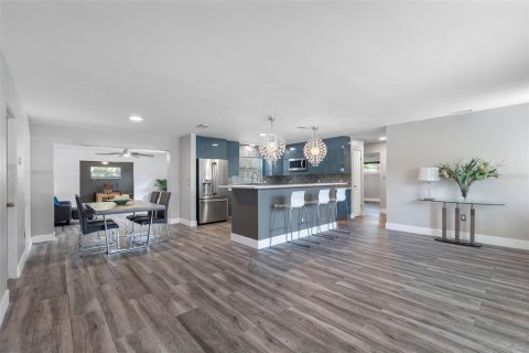 Casa en venta en Saint Petersburg, Florida, 3 dormitorios, 174.19 m2 № 1903528 - foto 5