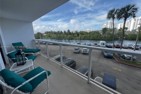 Condo in Aventura, Florida, 2 bedrooms № 2175096 - photo 9