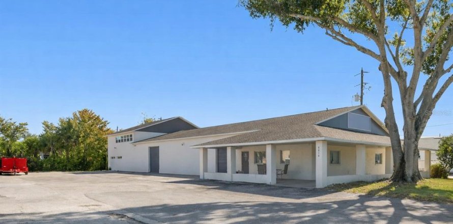 Propiedad comercial en Port Richey, Florida 624.3 m2 № 2135109