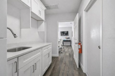 Propiedad comercial en venta en Port Richey, Florida, 624.3 m2 № 2135109 - foto 13