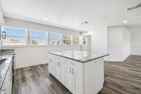 Propiedad comercial en venta en Port Richey, Florida, 624.3 m2 № 2135109 - foto 18