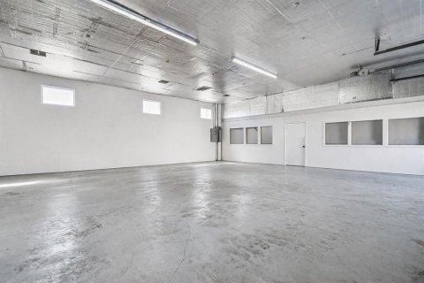 Propiedad comercial en venta en Port Richey, Florida, 624.3 m2 № 2135109 - foto 3