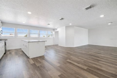 Propiedad comercial en venta en Port Richey, Florida, 624.3 m2 № 2135109 - foto 17