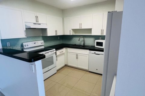 Condo in Miami, Florida, 2 bedrooms  № 1990776 - photo 3