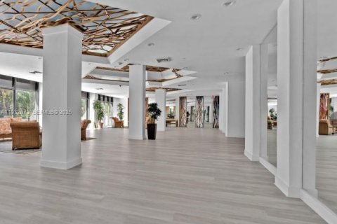 Condo in Miami, Florida, 2 bedrooms  № 1990776 - photo 11