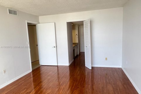 Condo in Miami, Florida, 2 bedrooms  № 1990776 - photo 18