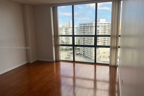 Condo in Miami, Florida, 2 bedrooms  № 1990776 - photo 19
