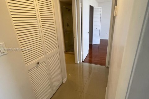 Condo in Miami, Florida, 2 bedrooms  № 1990776 - photo 20