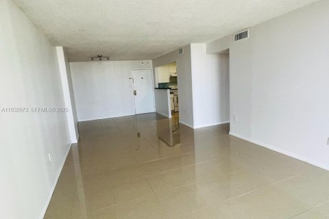 Condo in Miami, Florida, 2 bedrooms  № 1990776 - photo 6