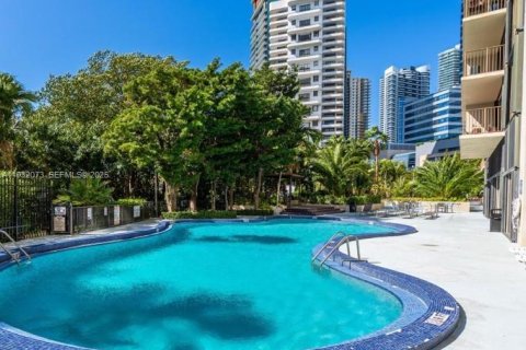 Condo in Miami, Florida, 2 bedrooms  № 1990776 - photo 30