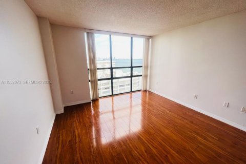 Condo in Miami, Florida, 2 bedrooms  № 1990776 - photo 14