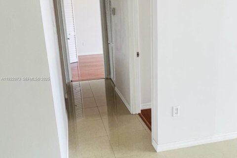 Condo in Miami, Florida, 2 bedrooms  № 1990776 - photo 5