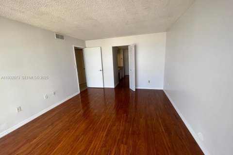 Condo in Miami, Florida, 2 bedrooms  № 1990776 - photo 17