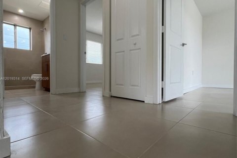 Townhouse in Florida City, Florida 3 bedrooms, 139.35 sq.m. № 2273632 - photo 9