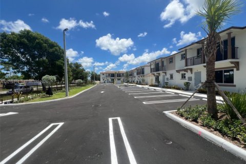Townhouse in Florida City, Florida 3 bedrooms, 139.35 sq.m. № 2273632 - photo 4