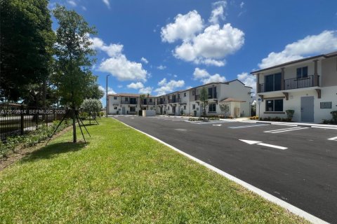 Townhouse in Florida City, Florida 3 bedrooms, 139.35 sq.m. № 2273632 - photo 2