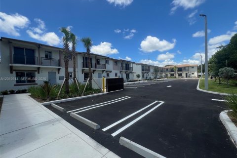 Townhouse in Florida City, Florida 3 bedrooms, 139.35 sq.m. № 2273632 - photo 3