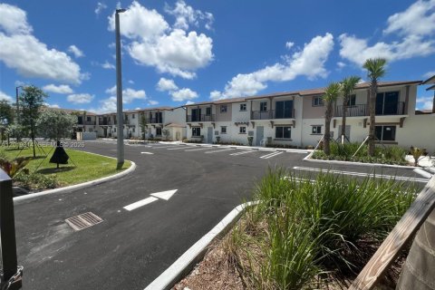 Townhouse in Florida City, Florida 3 bedrooms, 139.35 sq.m. № 2273632