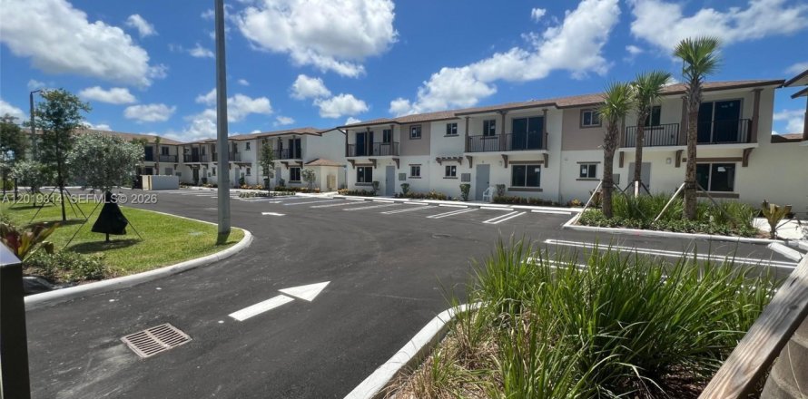Townhouse in Florida City, Florida 3 bedrooms, 139.35 sq.m. № 2273632