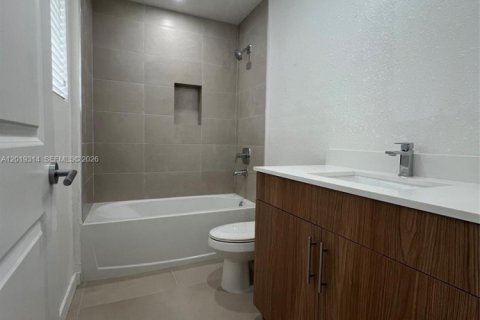 Townhouse in Florida City, Florida 3 bedrooms, 139.35 sq.m. № 2273632 - photo 12