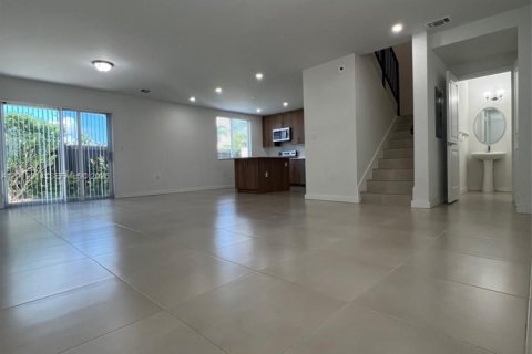 Townhouse in Florida City, Florida 3 bedrooms, 139.35 sq.m. № 2273632 - photo 6
