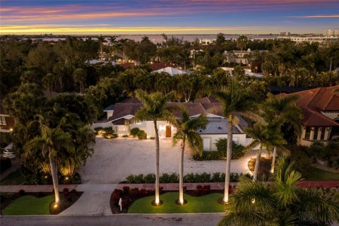 House in Sarasota, Florida 4 bedrooms, 270.16 sq.m. № 2094275