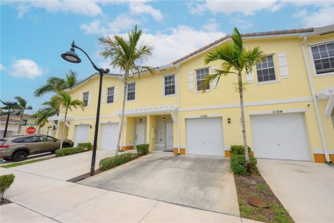 Townhouse in Lauderhill, Florida 3 bedrooms, 138.98 sq.m. № 1839287 - photo 2