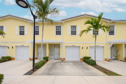 Townhouse in Lauderhill, Florida 3 bedrooms, 138.98 sq.m. № 1839287 - photo 1