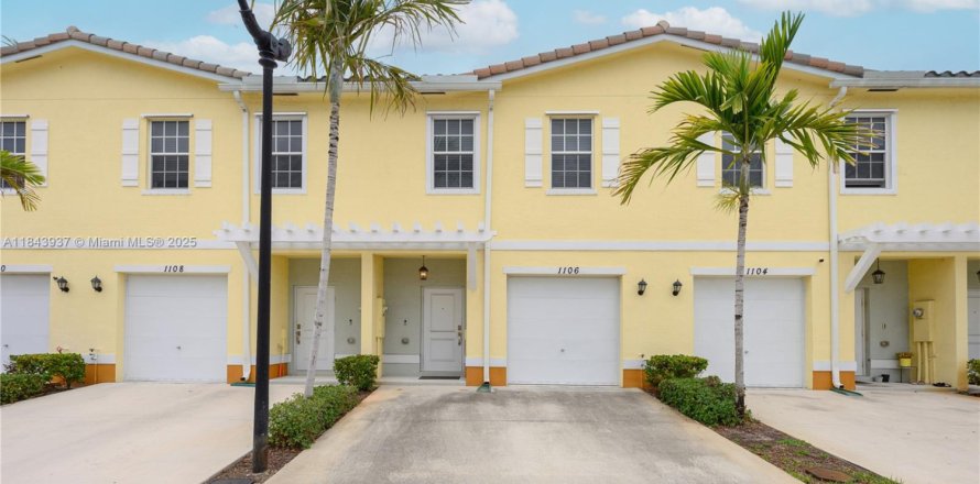 Townhouse in Lauderhill, Florida 3 bedrooms, 138.98 sq.m. № 1839287