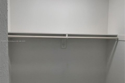 Снять в аренду таунхаус в Майами, Флорида 3 спальни, 153.29м2, № 1952758 - фото 10