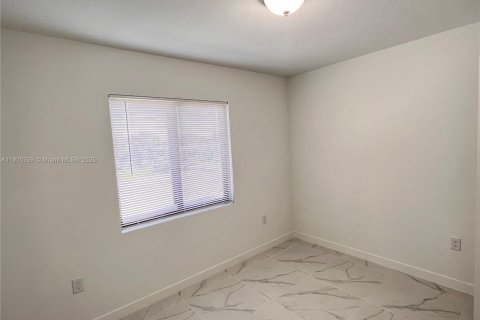 Снять в аренду таунхаус в Майами, Флорида 3 спальни, 153.29м2, № 1952758 - фото 8