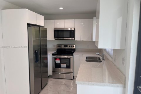Снять в аренду таунхаус в Майами, Флорида 3 спальни, 153.29м2, № 1952758 - фото 4