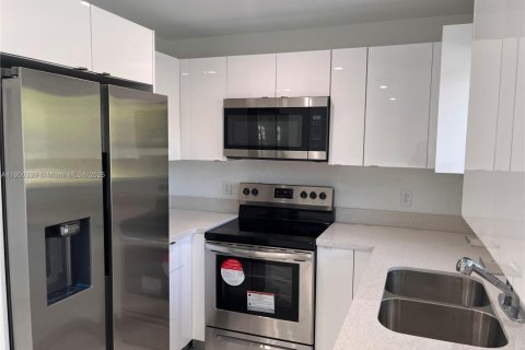 Снять в аренду таунхаус в Майами, Флорида 3 спальни, 153.29м2, № 1952758 - фото 5