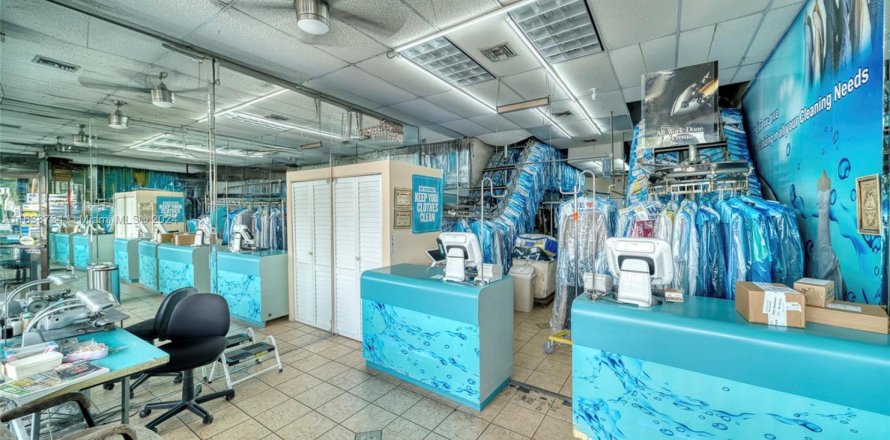 Commercial property in Miami, Florida № 1600663