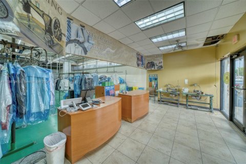 Commercial property in Miami, Florida № 1600663 - photo 5