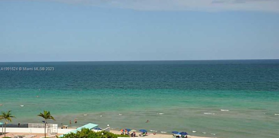 Condominio en Hollywood, Florida, 2 dormitorios  № 1980848