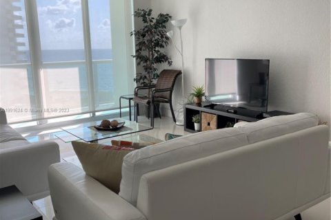 Condominio en alquiler en Hollywood, Florida, 2 dormitorios, 114.83 m2 № 1980848 - foto 4
