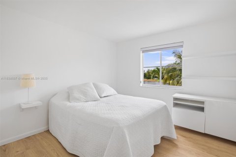 House in Weston, Florida 5 bedrooms, 259.94 sq.m. № 1935395 - photo 16