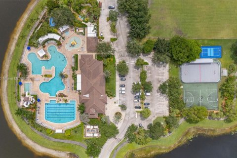 House in Weston, Florida 5 bedrooms, 259.94 sq.m. № 1935395 - photo 29